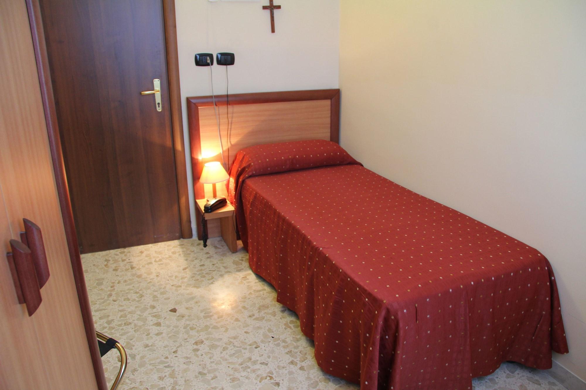 Hotel La Casa Del Pellegrino SantʼAnastasia Esterno foto