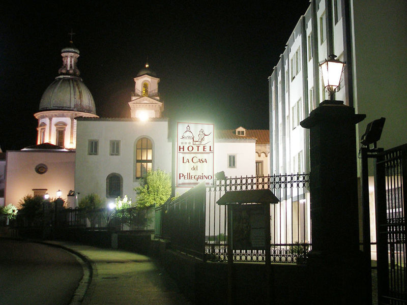 Hotel La Casa Del Pellegrino SantʼAnastasia Esterno foto