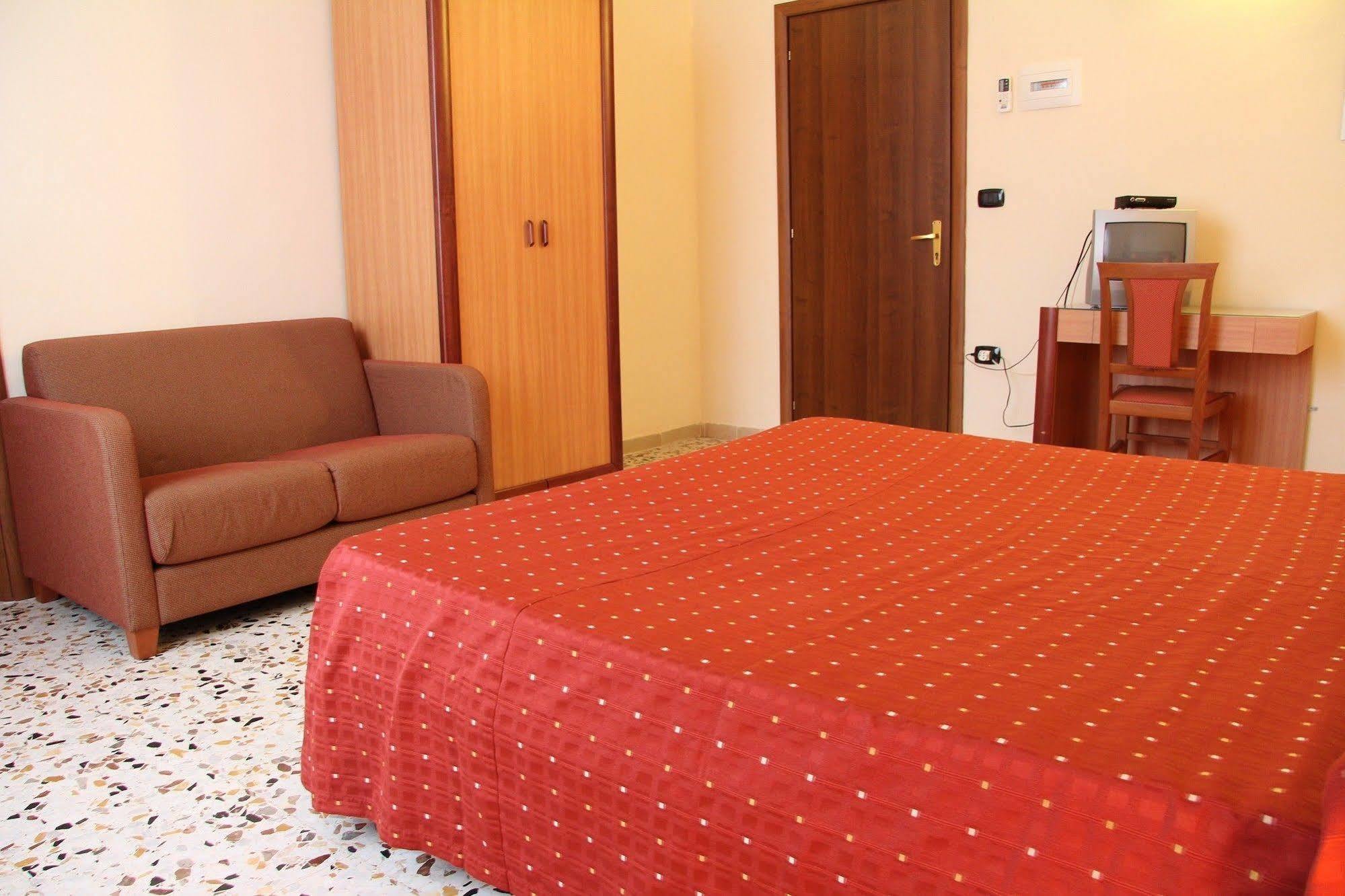 Hotel La Casa Del Pellegrino SantʼAnastasia Esterno foto